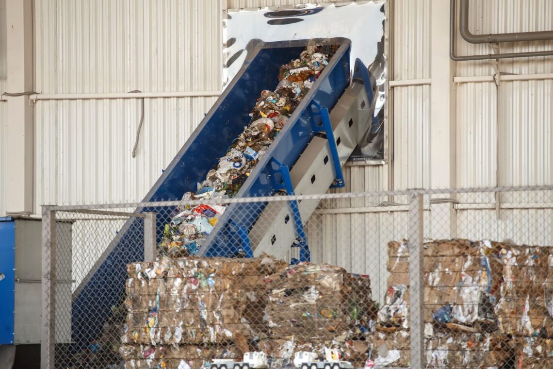 Waste Recycling Conveyor Belt Processing Mixed Materials